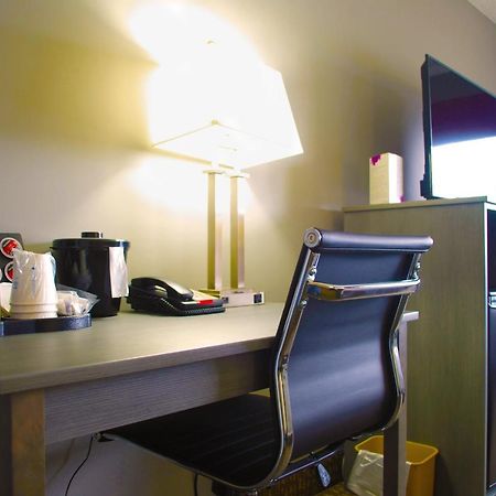 Ramada By Wyndham Edmonton Yellowhead Nw ภายนอก รูปภาพ