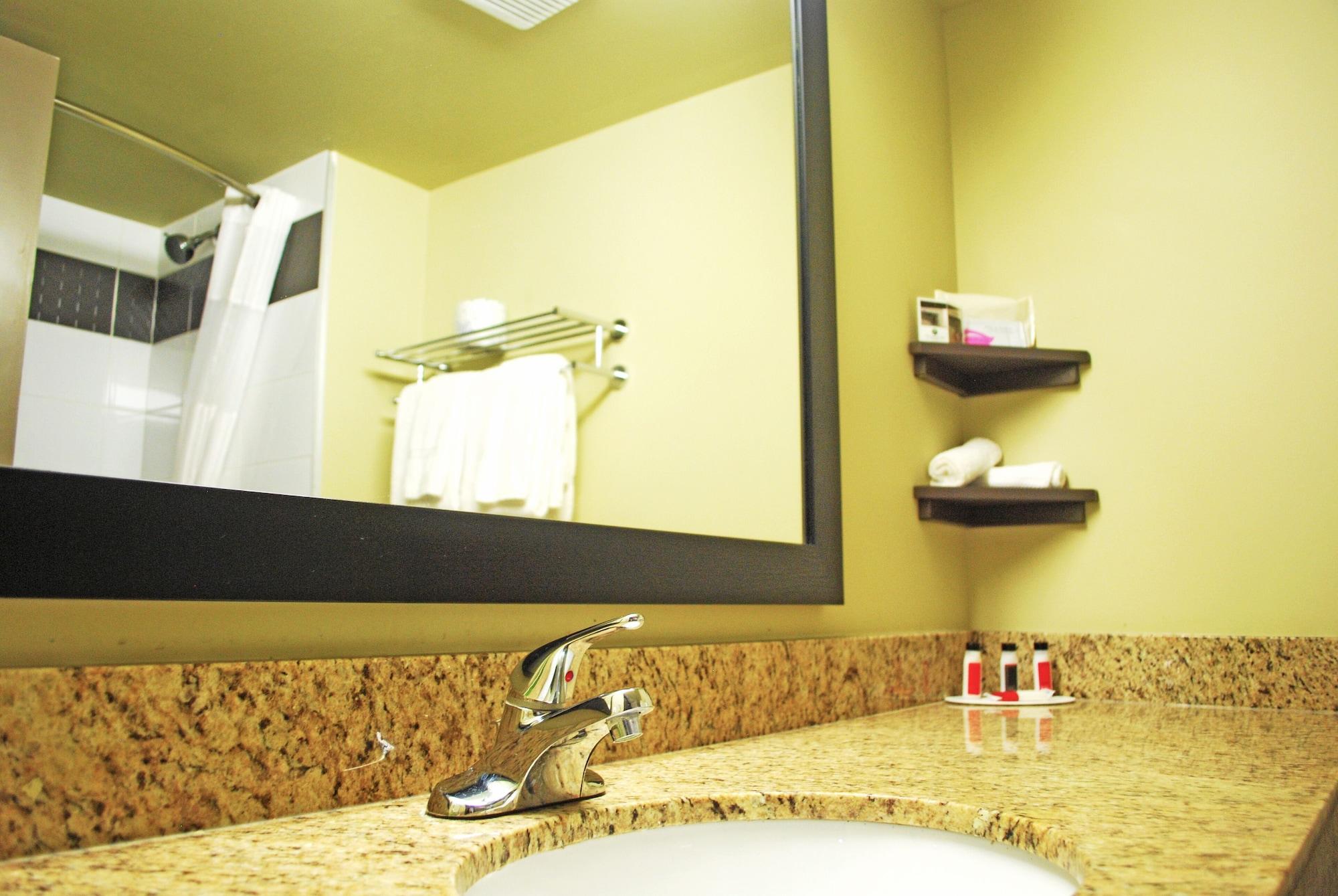 Ramada By Wyndham Edmonton Yellowhead Nw ภายนอก รูปภาพ