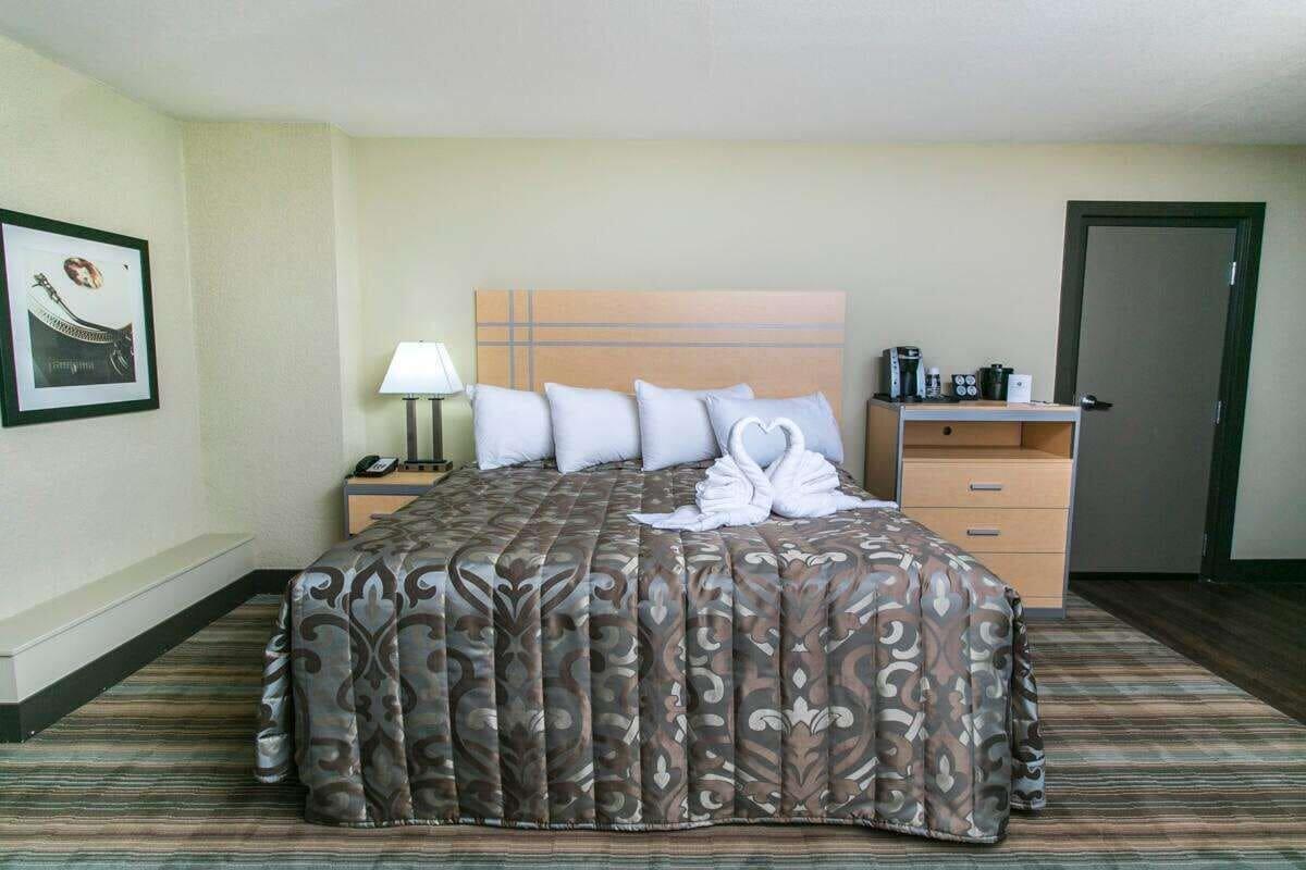 Ramada By Wyndham Edmonton Yellowhead Nw ภายนอก รูปภาพ