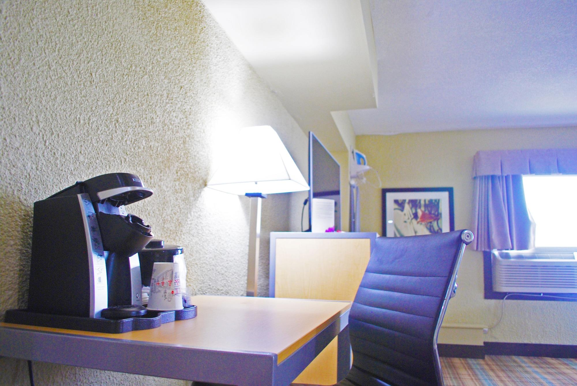 Ramada By Wyndham Edmonton Yellowhead Nw ภายนอก รูปภาพ