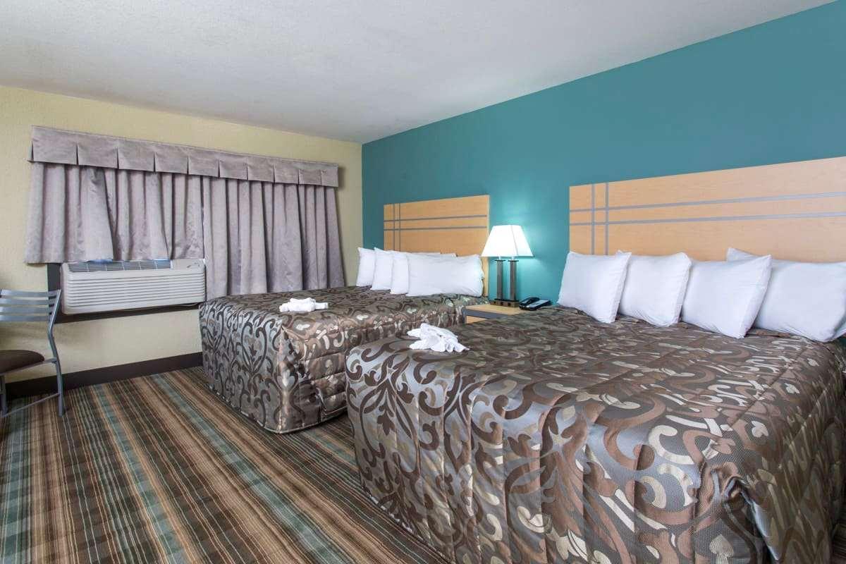 Ramada By Wyndham Edmonton Yellowhead Nw ภายนอก รูปภาพ
