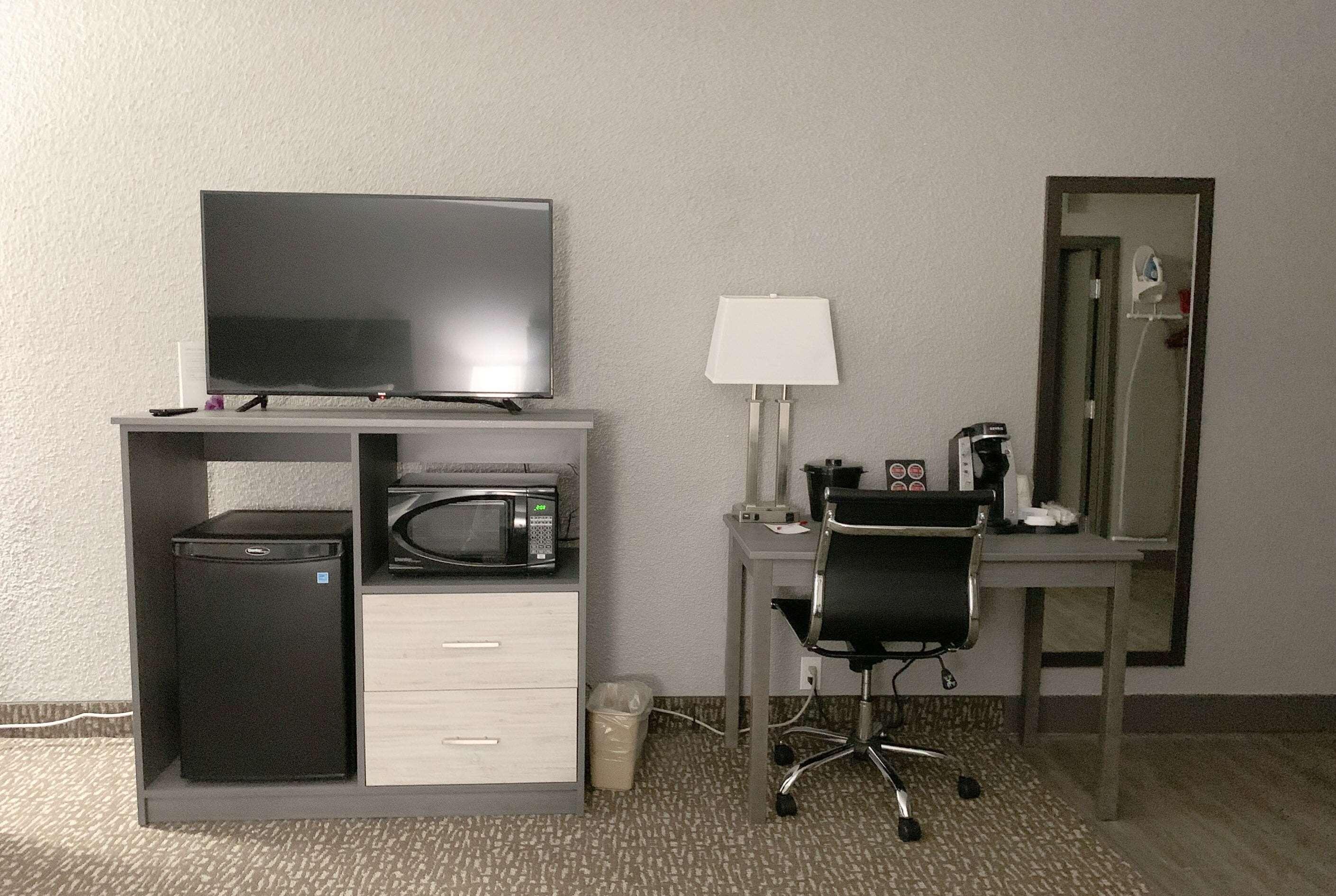 Ramada By Wyndham Edmonton Yellowhead Nw ภายนอก รูปภาพ