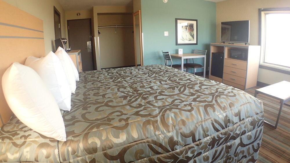 Ramada By Wyndham Edmonton Yellowhead Nw ภายนอก รูปภาพ