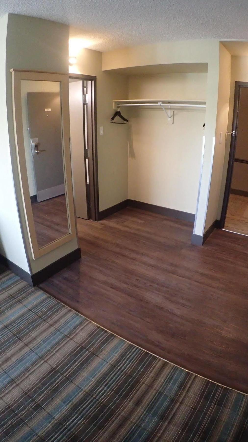 Ramada By Wyndham Edmonton Yellowhead Nw ภายนอก รูปภาพ