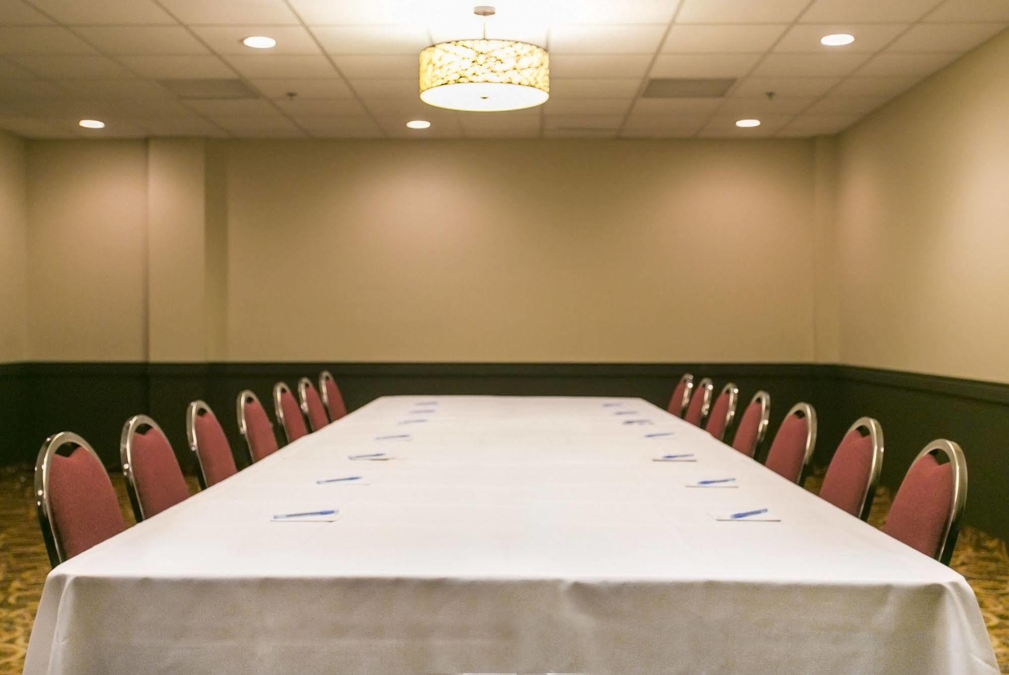 Ramada By Wyndham Edmonton Yellowhead Nw ภายนอก รูปภาพ