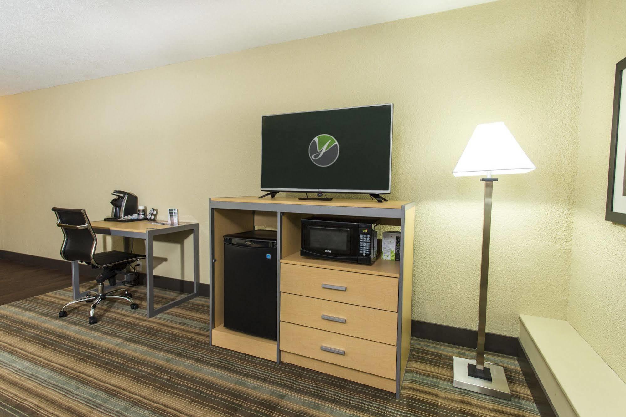 Ramada By Wyndham Edmonton Yellowhead Nw ภายนอก รูปภาพ