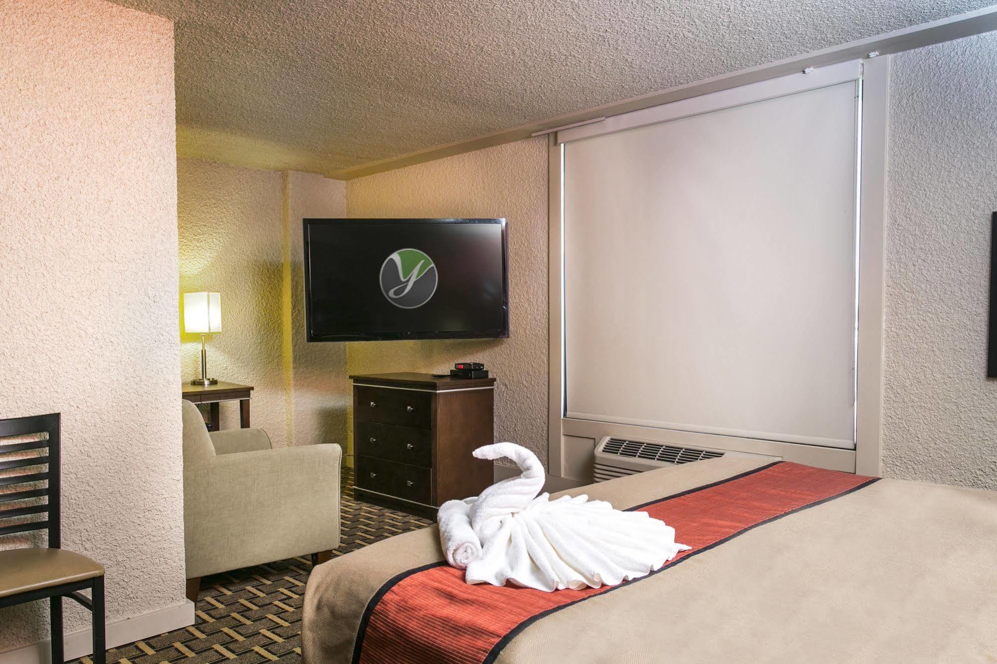 Ramada By Wyndham Edmonton Yellowhead Nw ภายนอก รูปภาพ