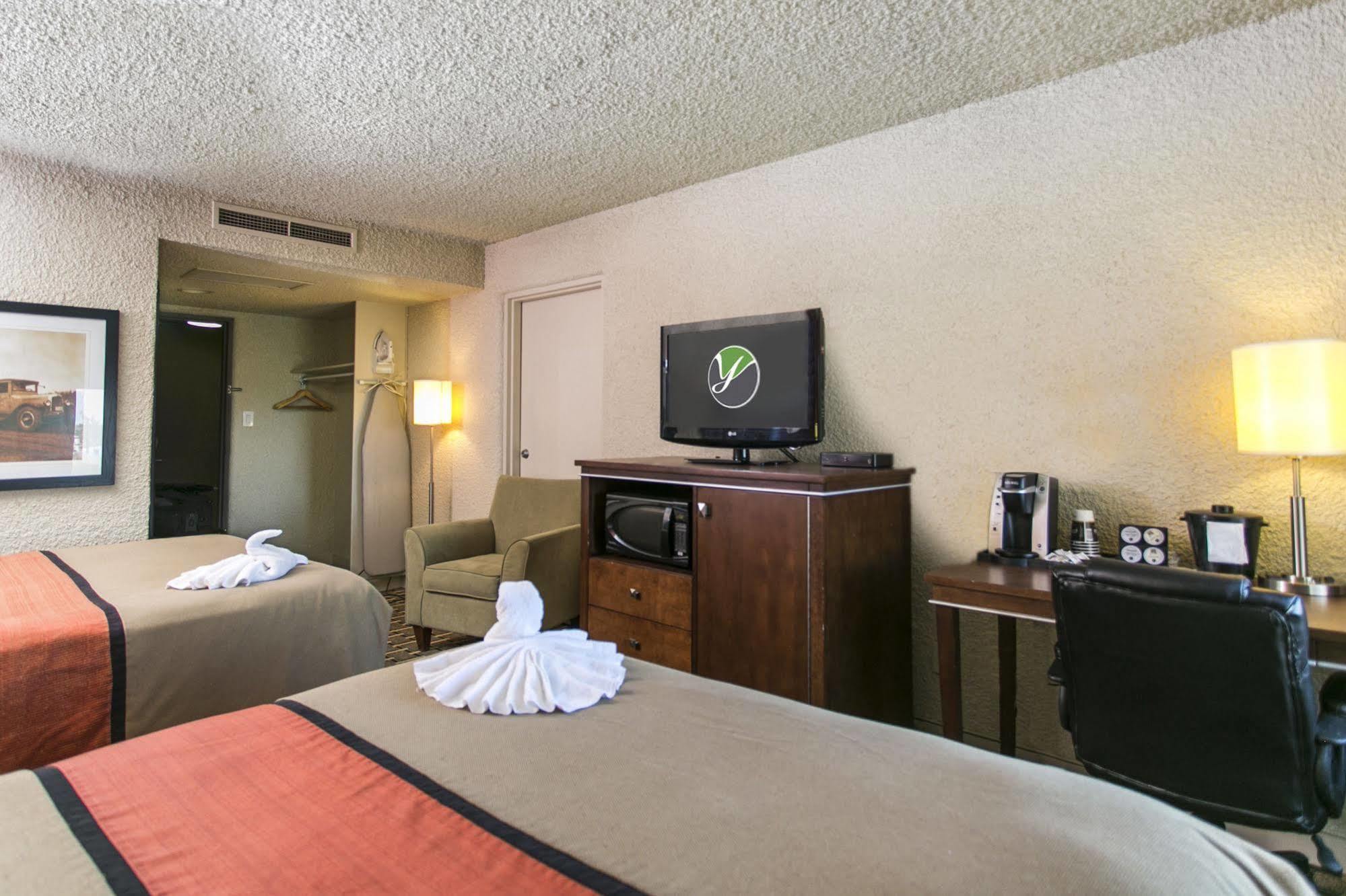 Ramada By Wyndham Edmonton Yellowhead Nw ภายนอก รูปภาพ