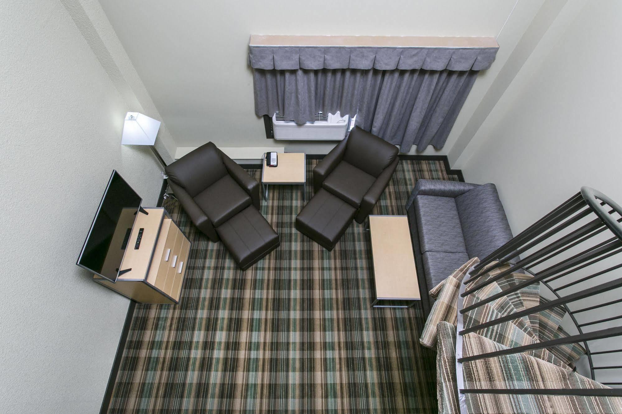 Ramada By Wyndham Edmonton Yellowhead Nw ภายนอก รูปภาพ