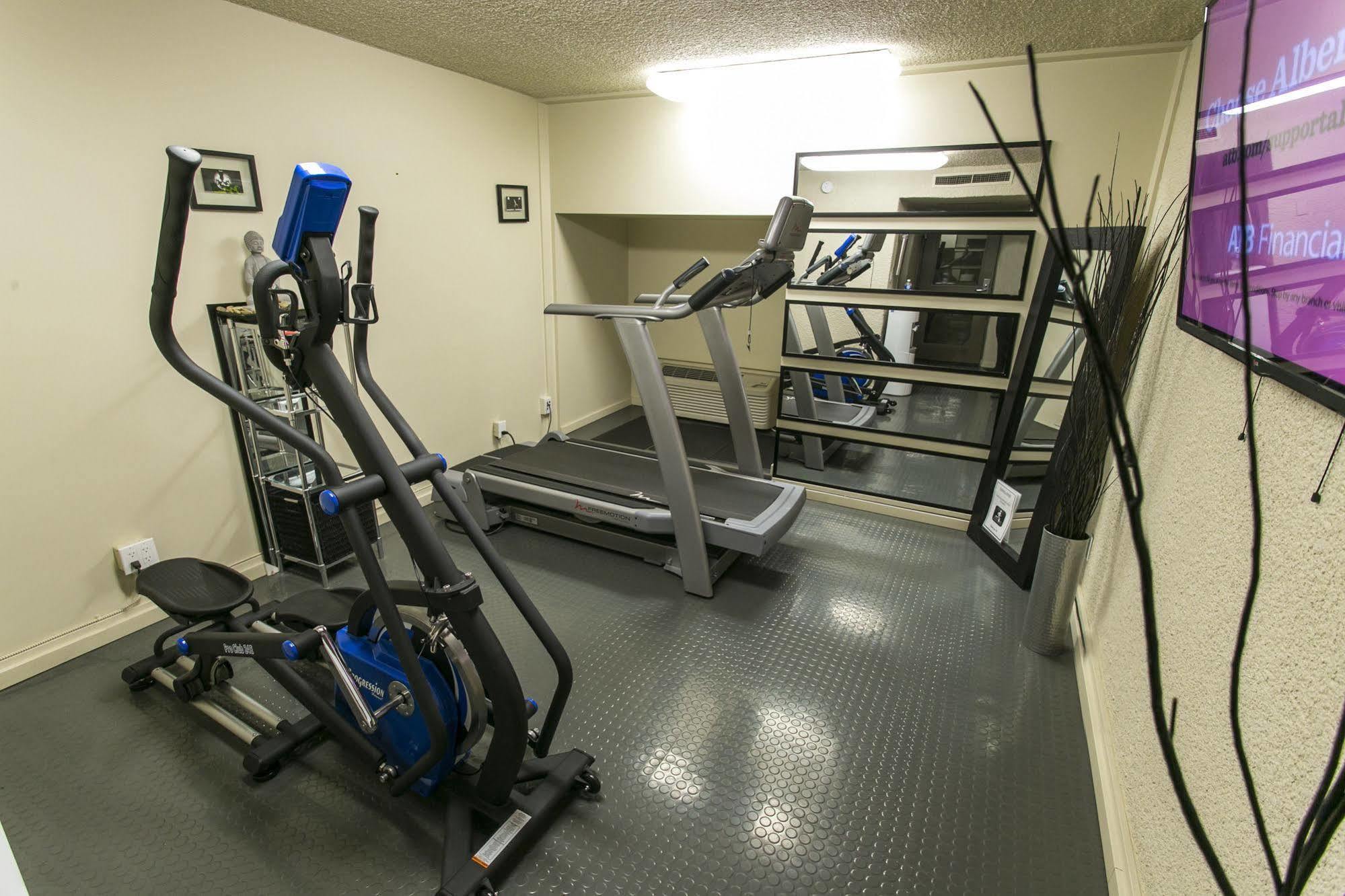 Ramada By Wyndham Edmonton Yellowhead Nw ภายนอก รูปภาพ