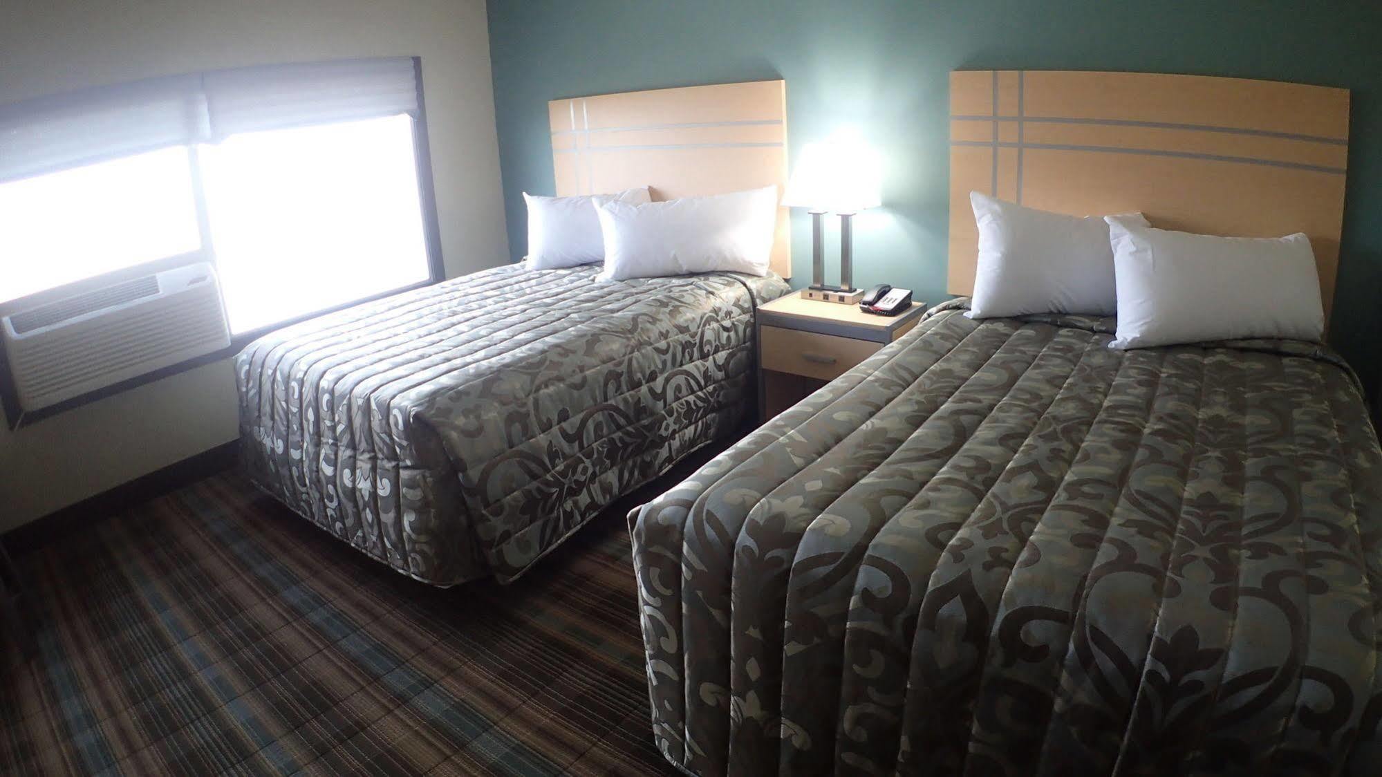 Ramada By Wyndham Edmonton Yellowhead Nw ภายนอก รูปภาพ