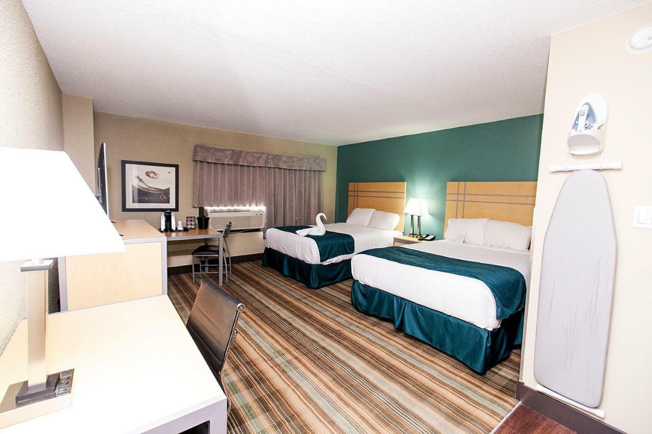 Ramada By Wyndham Edmonton Yellowhead Nw ภายนอก รูปภาพ