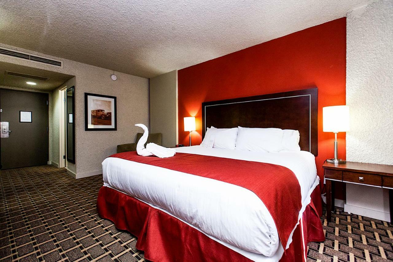 Ramada By Wyndham Edmonton Yellowhead Nw ภายนอก รูปภาพ