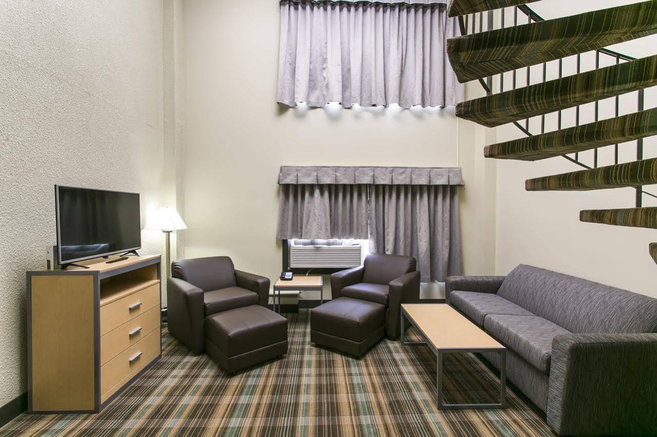 Ramada By Wyndham Edmonton Yellowhead Nw ภายนอก รูปภาพ