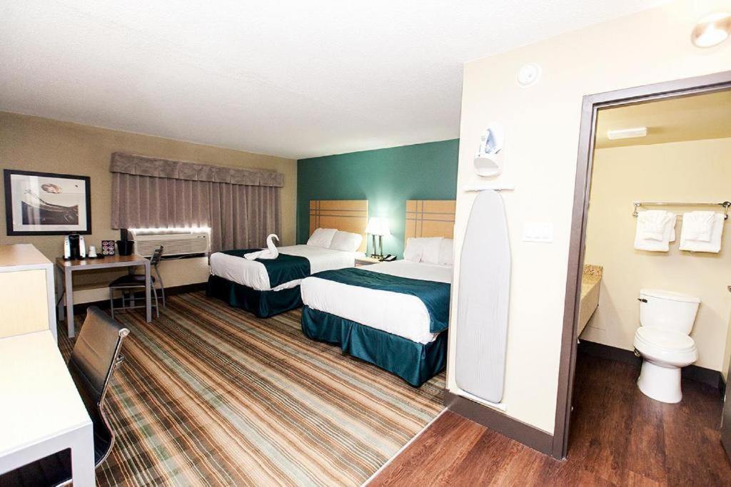 Ramada By Wyndham Edmonton Yellowhead Nw ภายนอก รูปภาพ
