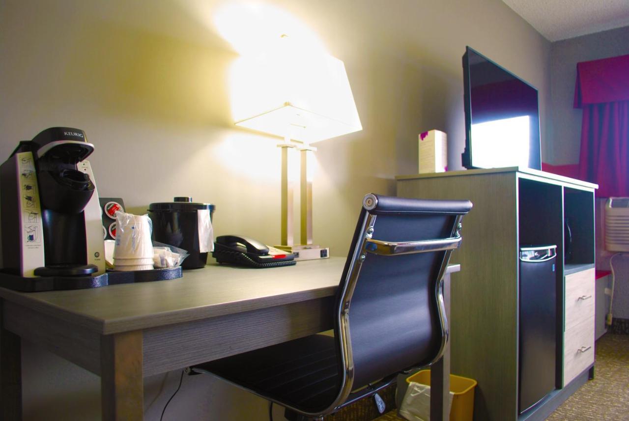 Ramada By Wyndham Edmonton Yellowhead Nw ภายนอก รูปภาพ